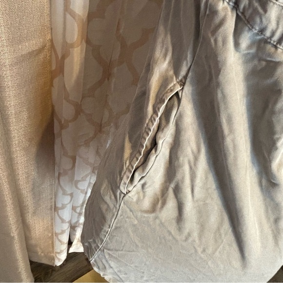 Women's Gray Sleeveless Button-Down Top, size XS - Picture 4 of 5